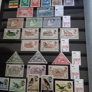 Africa 1945/1979 – Insieme di emissioni differenti del periodo sistemate in un classificatore usato di marca Abafil. Francobolli nuovi senza linguella.